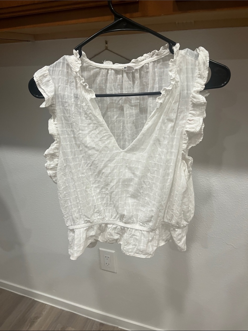 BB Dakota by Steve Madden White Ruffled V-Neck Cropped Camisole
